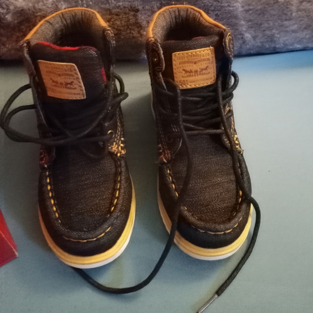 Last price drop . Boys Levi's boots